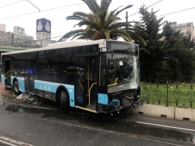 Fatih'te Kontrolden Çıkan Otobüs Tramvay Yoluna Girdi Açıklaması Seferler Durdu