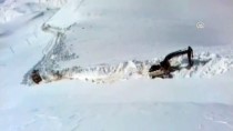 KARLA MÜCADELE - Kar Kalınlığının 10 Metreyi Bulduğu Şemdinli'de Ekiplerin Zorlu Mesaisi