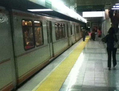Metroda raylara düşen görme engelli vatandaş hayatını kaybetti