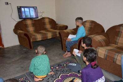 Televizyonları Olmadığı İçin Uzaktan Eğitim Alamayan Çocukların Yardımına Kaymakam Yetişti