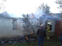ZEYTINLIK - Yakılan Ateş Evin Çatısını Yaktı