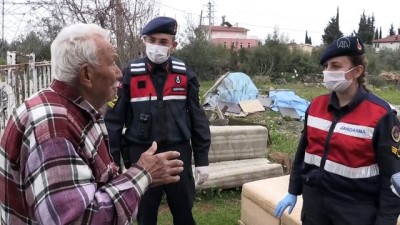 Antalya'da Jandarmanın İhtiyaçlarını Karşıladığı Asırlık Çiftin Duygusal Anları