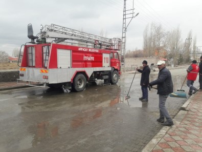 Arpaçay'da Caddeler Günlük Yıkanıyor