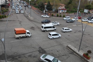 Batman'da Trafik Işıklarından 'Evde Kal' Çağrısı