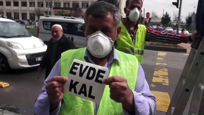 Batman'da Trafik Levhalarıyla 'Evde Kal' Uyarısı Yapılıyor