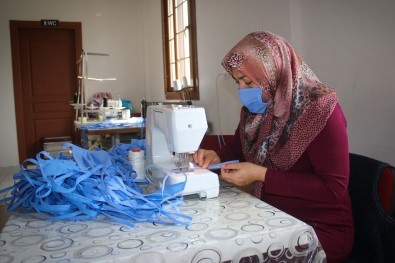 Bergama'nın Kadınları Sağlık Çalışanları İçin Günde Bin Maske Dikiyor