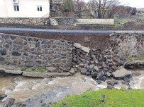 İSTİNAT DUVARI - Diyarbakır'da Şiddetli Yağış Nedeniyle İstinat Duvarı Çöktü