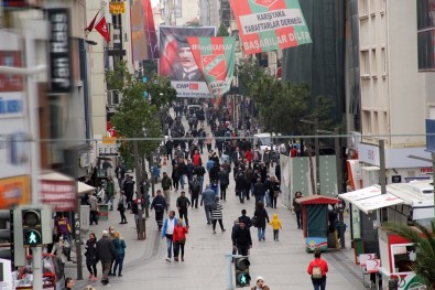 Evde Kalın Çağrılarına Rağmen İzmir'deki Yoğunluk Göze Çarptı