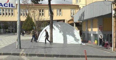 Gaziantep'te Hastane Bahçelerine Triaj Çadırı Kuruldu