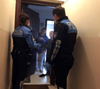 İstanbul'da Ev Ev Dolaşan Polis, Korona Virüs Dolandırıcılarına Karşı Vatandaşı Uyardı