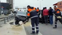 CENAZE ARACI - Kadıköy'de 3 Aracın Karıştığı Trafik Kazasında 1 Kişi Yaralandı