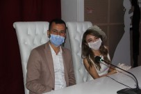 Maske Ve Eldivenle Dünyaevine Giren Çifti Telekonferansla Tebrik Ettiler