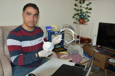 (Özel) Sağlık Çalışanları İçin 3D Yazıcıyla Yüz Koruyucu Siper Üretti