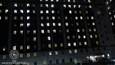 Sivas'ta Karantina Altındaki Öğrencilerden Sağlıkçılar, Asker Ve Polise Alkışlı Destek