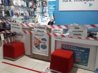 İLETIŞIM - Telefon Dükkanından Müşterilere '1 Metre Mesafe' Kuralı