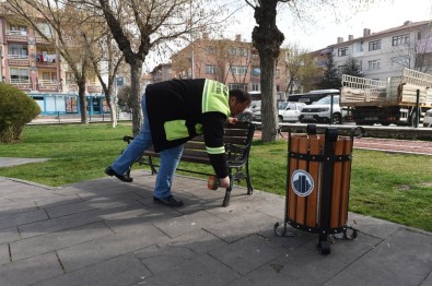 Altındağ'da Parklardaki Banklar Kaldırıldı
