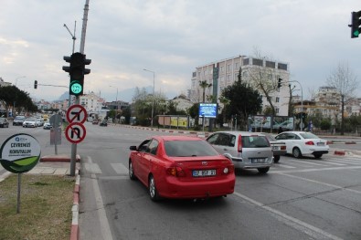 Antalya'da Sinyalizasyon İşaretlerinden Korona Uyarısı