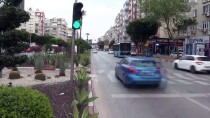 KIRMIZI IŞIK - Antalya'da Trafik Işıklarıyla Koronavirüse Karşı 'Evde Kal' Çağrısı