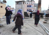 SOKAĞA ÇIKMA YASAĞI - Antalyalı Ev Hanımları Sporu Terasa Taşıdı