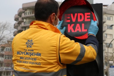 Aydın'da Trafik Lambalarına 'Evde Kal' Uyarısı Yapıştırıldı
