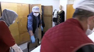 Eskişehir'de Lise Öğrencileri Ve Öğretmenler, Sağlıkçılar İçin Maske Üretiyor