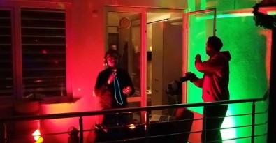 Evde Kalan Vatandaşlara Balkonundan DJ'lik Yaparak Moral Verdi