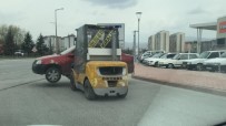 SADIK AHMET - Forklift İle Caddede Otomobil Taşıdı