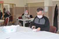 HALK EĞİTİM MERKEZİ - Gönüllü Öğretmenler, Okulda Ürettikleri Maskelerle Korona Virüsüyle Mücadeleye Destek Veriyor