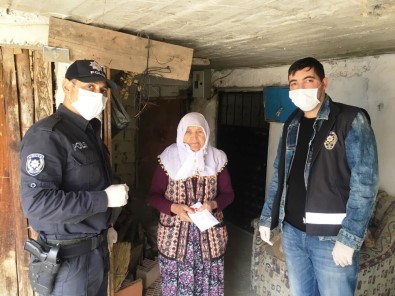 Hisarcık'ta 65 Yaş Üstü Emeklilerin Maaşlarını Polis Evlerine Getiriyor