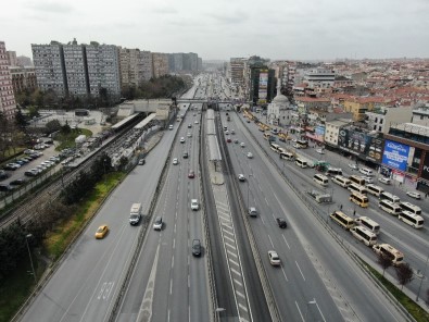 İstanbul'da Trafiğin En Yoğun Olduğu Cuma Akşamı Yollar Boş Kaldı