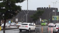 SAĞANAK YAĞMUR - Meteorolojinin Uyarısı Sonrası Diyarbakır'da Sağanak Yağış Başladı