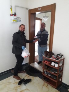 Muhtardan Mahalle Sakinlerine Maske Ve Islak Mendil Jesti