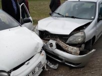 HANıMıNÇIFTLIĞI - Otomobiller Kafa Kafaya Çarpıştı Açıklaması 2 Yaralı