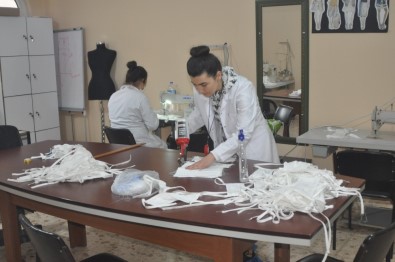 Payas'ta Gönüllü Kadınlar, Günlük 400 Adet Maske Üretiyor
