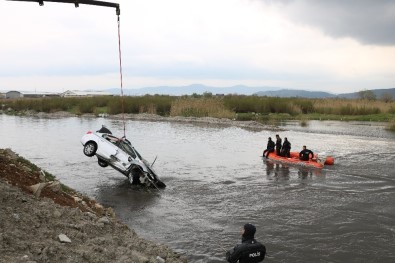 Polisten Kaçarken Suya Düşen Otomobilde Şüphelinin Cesedine Ulaşıldı