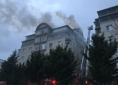 Sancaktepe'de Korkutan Yangın Açıklaması Çatı Katı Alev Alev Yandı