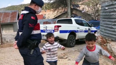 Antalya'da Çocukların Jandarma Ekibine Sevgi Gösterisi Gülümsetti