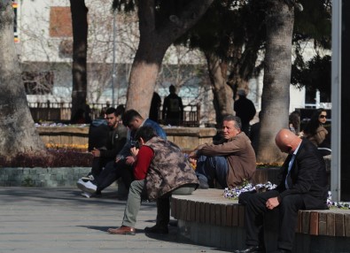 Antalya'da Vatandaş Park Yasağına Rağmen Polisi Bıktırdı