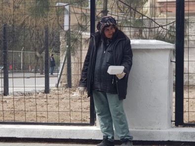 Bu Da 'Eldivenli' Dilenci