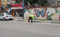 TRAFİK POLİSİ - Bursa'da Trafik Polisinden Örnek Davranış