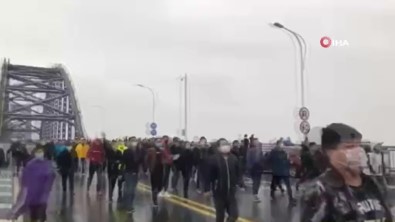 Çin'in Wuhan Kentinde Halk İsyan Çıkardı, Polise Saldırdı