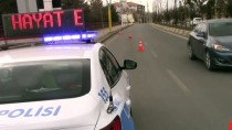OTOBÜS TERMİNALİ - 'Evde Kal', 'Hayat Eve Sığar' Yazıları Polis Araçlarının Tepe Lambalarında