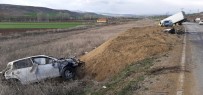 HITIT ÜNIVERSITESI - Kamyon Ve Otomobil Kafa Kafaya Çarpıştı Açıklaması 2 Yaralı