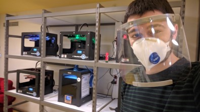 Kendi Yaptığı 3 Boyutlu Yazıcılarda Siperli Maske Üretiyor