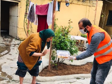 Kızıltepe'nin Gönül Elçileri Evde Börek Yapıp Yaşlılara Götürüyor