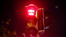 SADIK AHMET - Manisa'da Trafik Işıklarına 'Evde Kal' Yazıları Asıldı