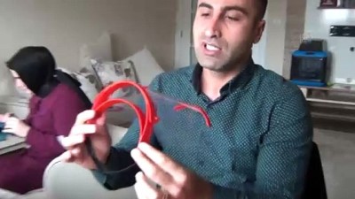 Öğretmenler, Evlerinde Sağlık Çalışanlarına Yüz Koruyucu Maske Yapıyor