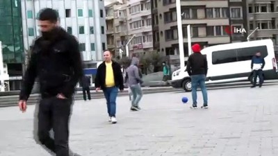 (Özel) Taksim'de Sosyal Mesafe Uyarısını Umursamayan Gençler Top Oynadı