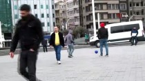 TAKSIM MEYDANı - (Özel) Taksim'de Sosyal Mesafe Uyarısını Umursamayan Gençler Top Oynadı