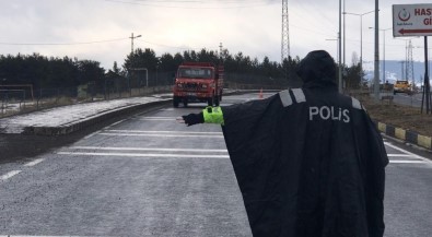 Sarıkamış'ta Ateş Ölçerli Trafik Kontrolü